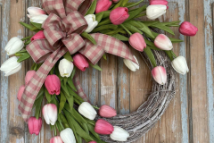 Tavaszi_kopogtato_vesszo_feher_rozsaszin_tulipan